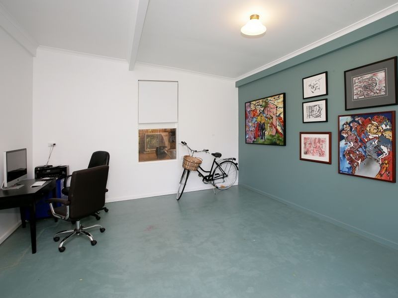 18 Churchill Avenue, Kooringal NSW 2650