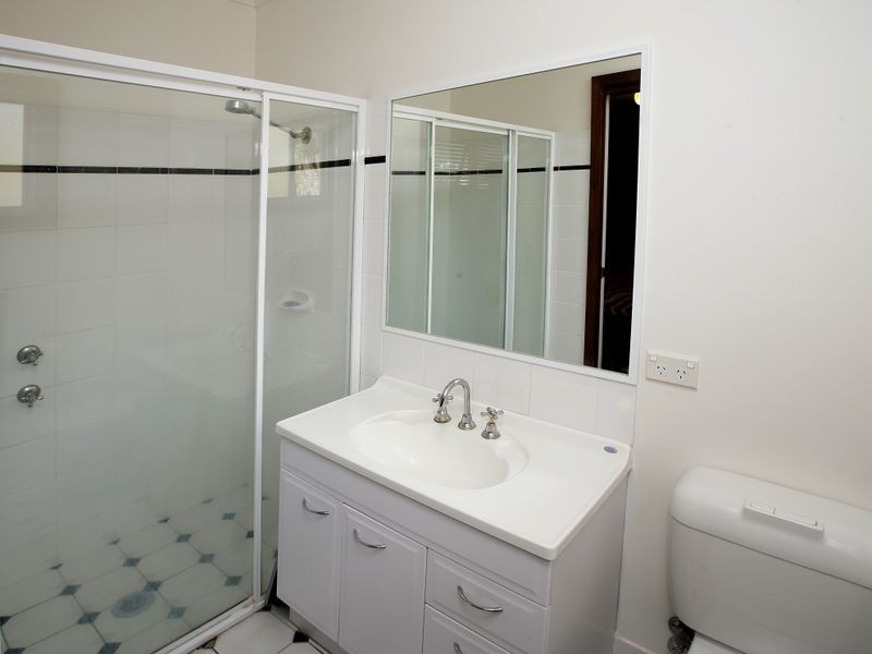 18 Churchill Avenue, Kooringal NSW 2650