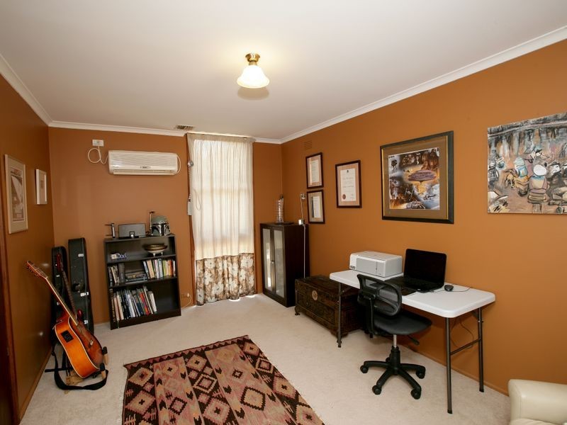 18 Churchill Avenue, Kooringal NSW 2650