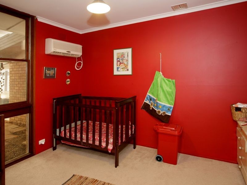 18 Churchill Avenue, Kooringal NSW 2650