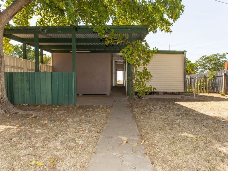 64 East Street, North Wagga Wagga NSW 2650