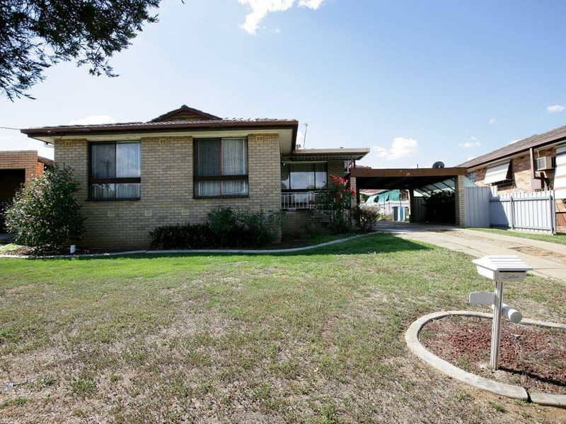 17 Fairbairn Crescent, Kooringal NSW 2650