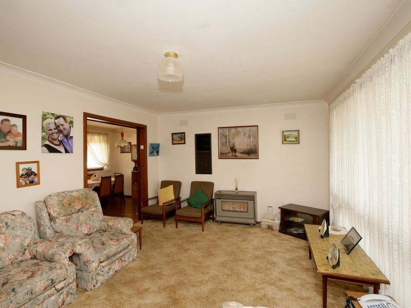 17 Fairbairn Crescent, Kooringal NSW 2650