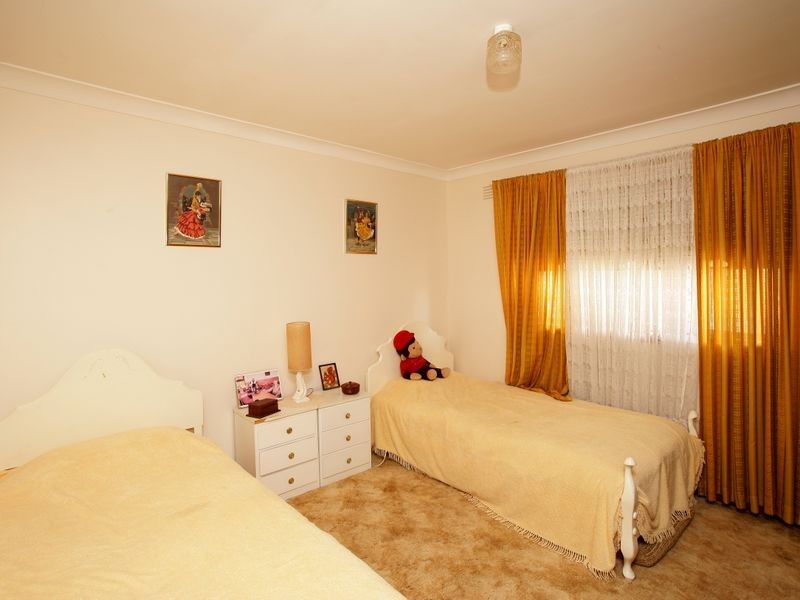 17 Fairbairn Crescent, Kooringal NSW 2650