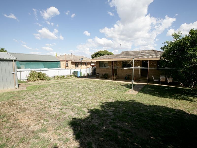 17 Fairbairn Crescent, Kooringal NSW 2650