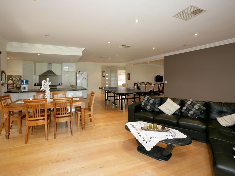 10 Adjin Street, Mount Austin NSW 2650