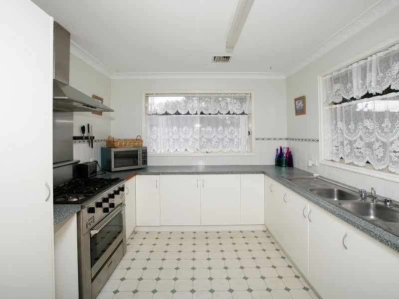11 Juniper Place, Forest Hill NSW 2651