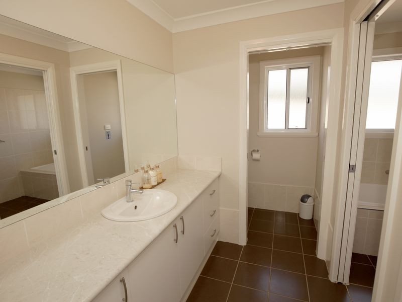 74 Kaloona Drive, Bourkelands NSW 2650