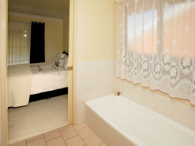 3 Kimba Drive, Glenfield Park NSW 2650