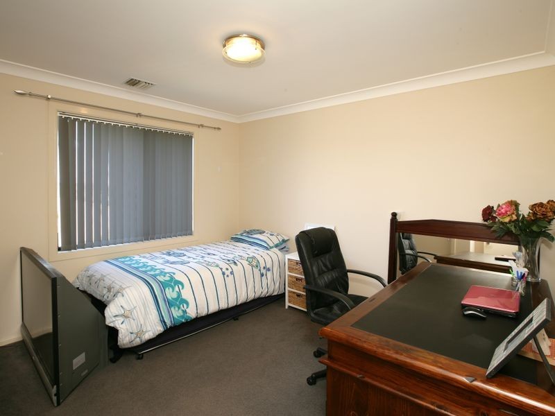 6 Skiff Place, Estella NSW 2650