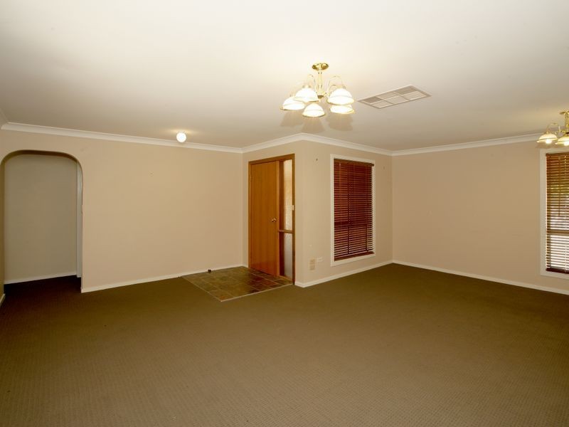 7 Cooba Place, Estella NSW 2650