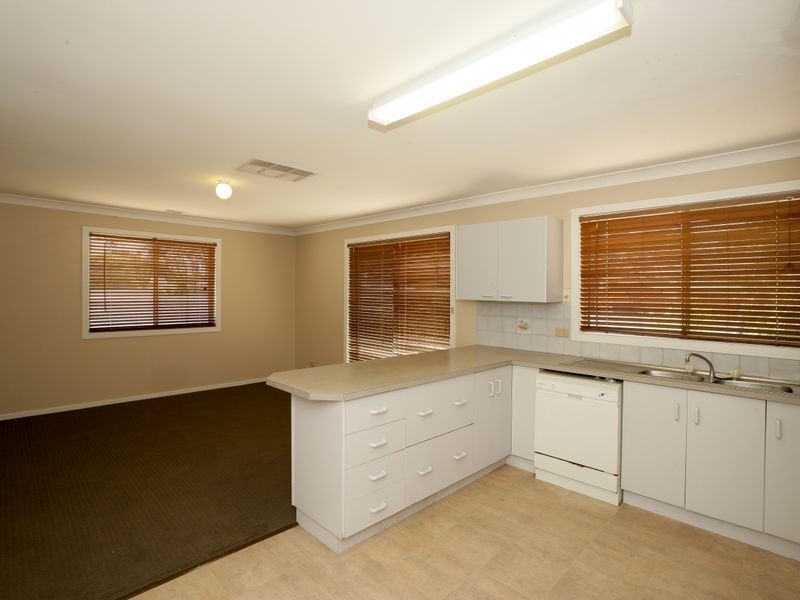 7 Cooba Place, Estella NSW 2650