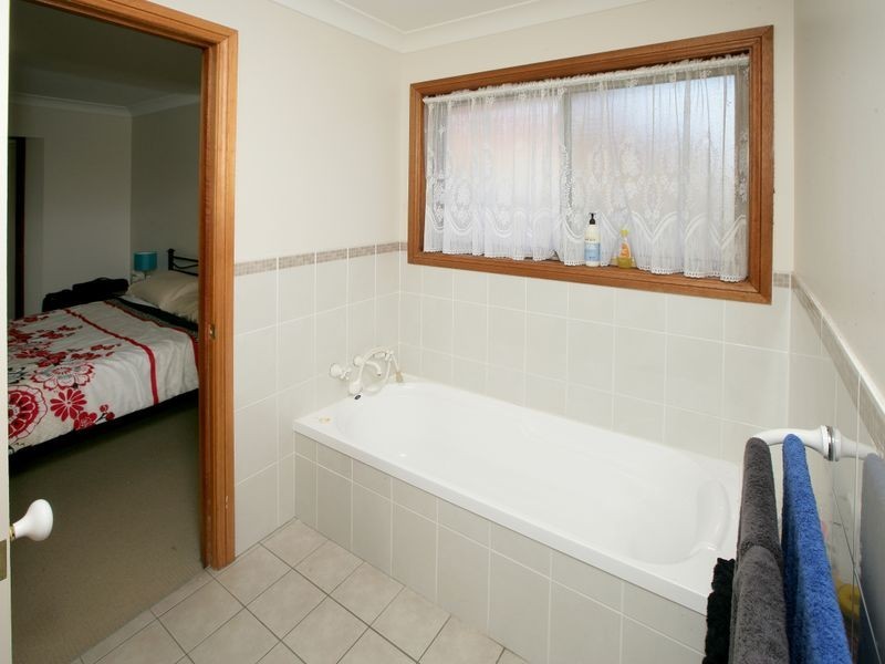 6 Boyd Place, Tolland NSW 2650