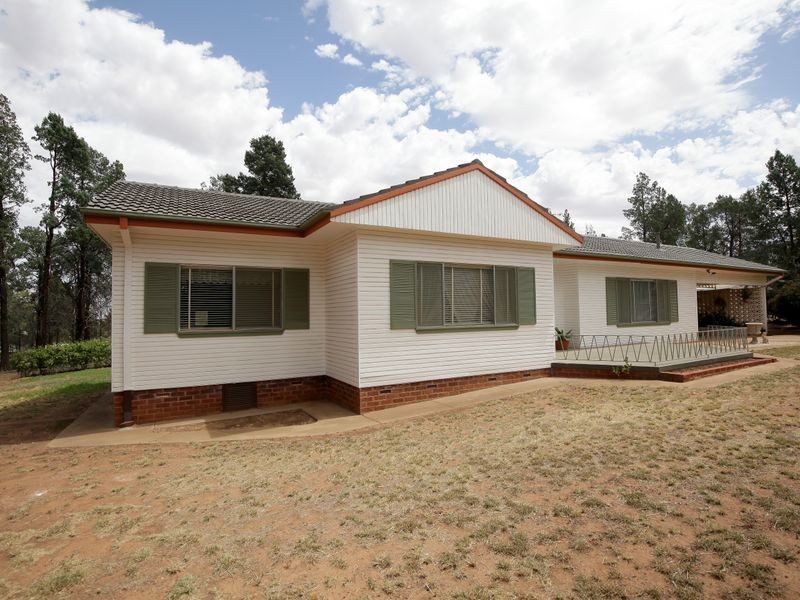 192 Cowabbie Street, Coolamon NSW 2701
