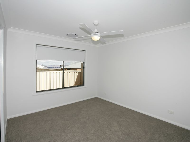 2/1 Cootamundra Boulevard, Estella NSW 2650