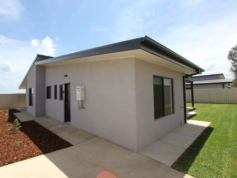 2/1 Cootamundra Boulevard, Estella NSW 2650