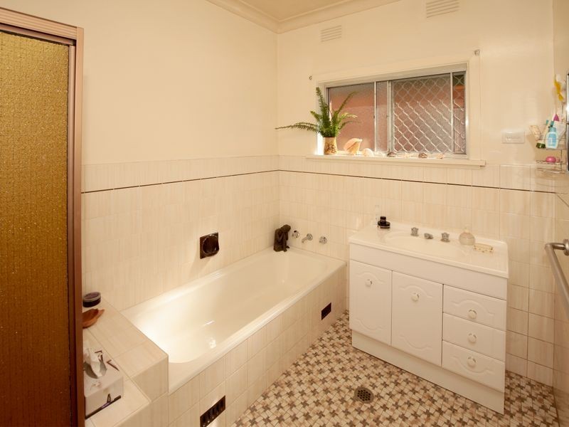 31 Nilma Avenue, Mount Austin NSW 2650