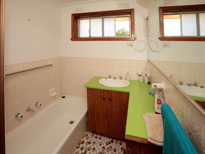 15 White Avenue, Kooringal NSW 2650