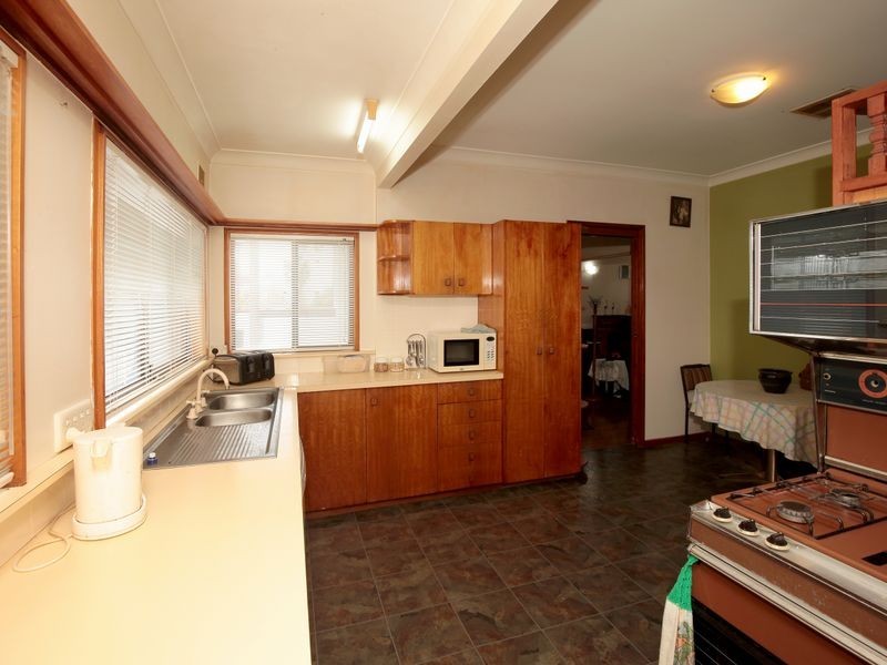 6 Charleville Road, Turvey Park NSW 2650