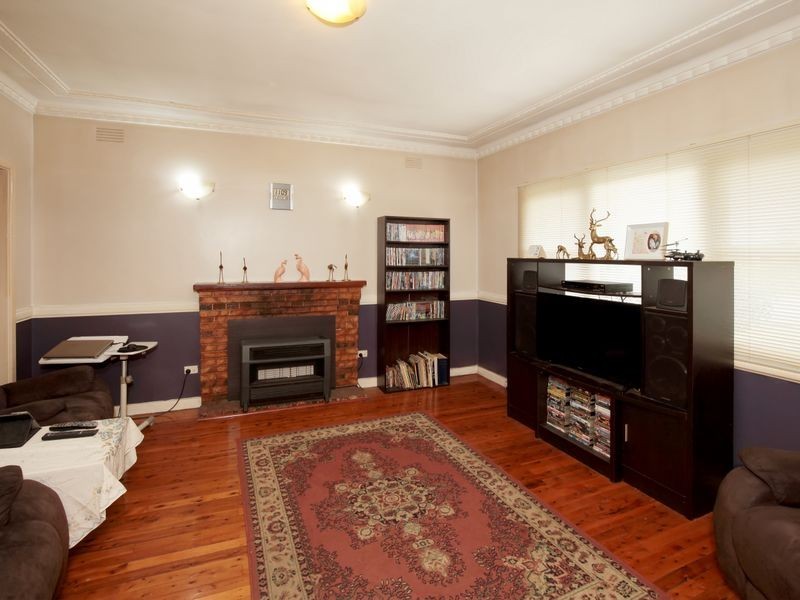 6 Charleville Road, Turvey Park NSW 2650