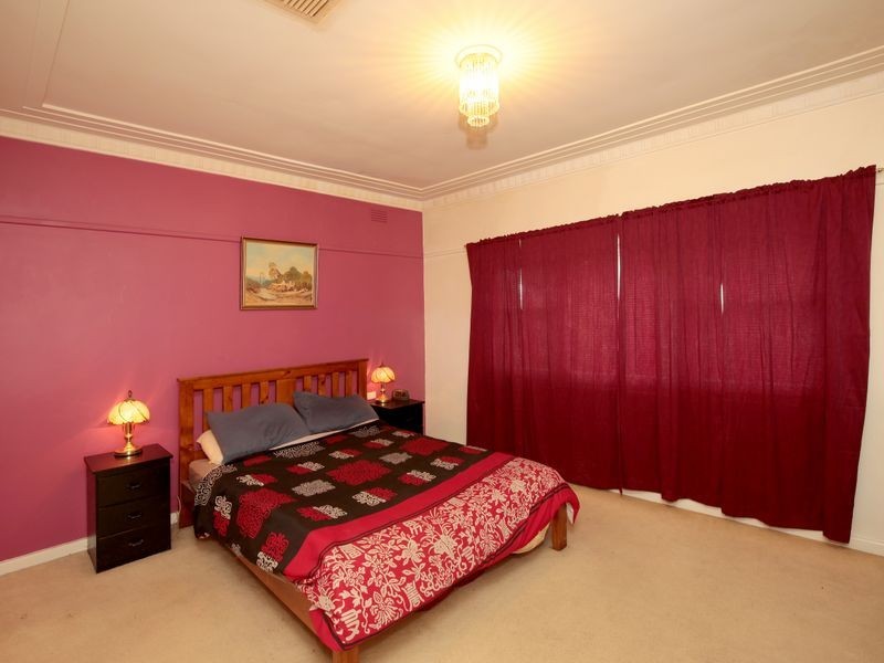 6 Charleville Road, Turvey Park NSW 2650