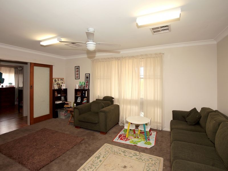 11 Tinga Crescent, Kooringal NSW 2650