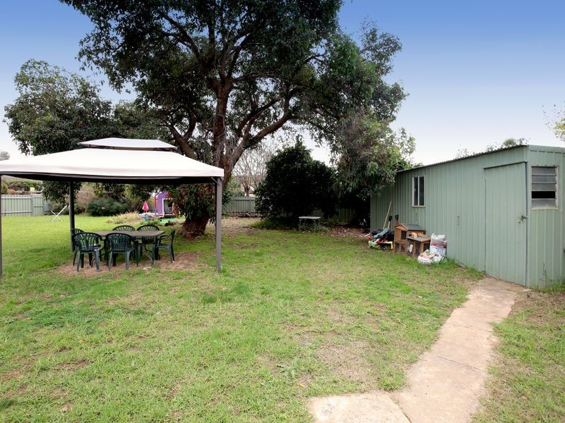 11 Tinga Crescent, Kooringal NSW 2650