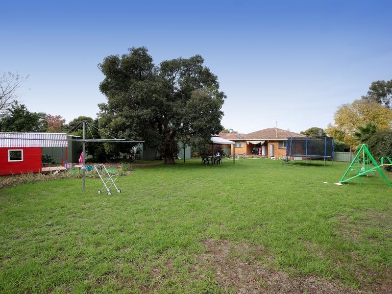 11 Tinga Crescent, Kooringal NSW 2650