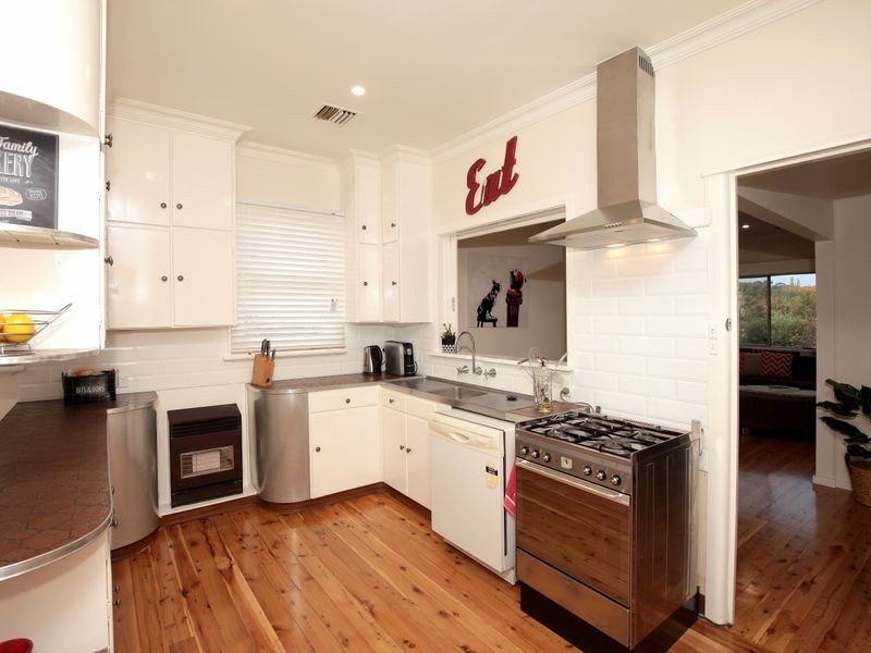 6 Sunshine Avenue, Turvey Park NSW 2650