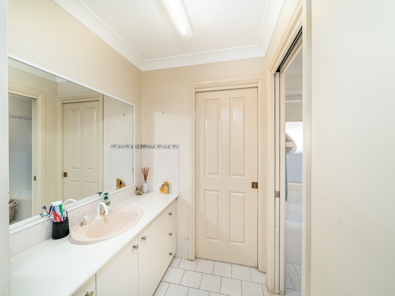 28 Yarrawah Crescent, Bourkelands NSW 2650