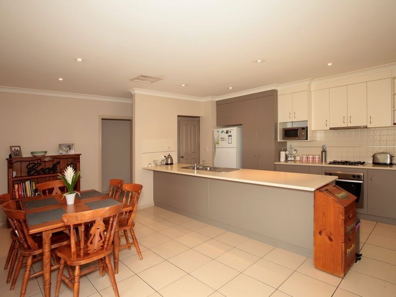 48 Yarrawah Crescent, Bourkelands NSW 2650