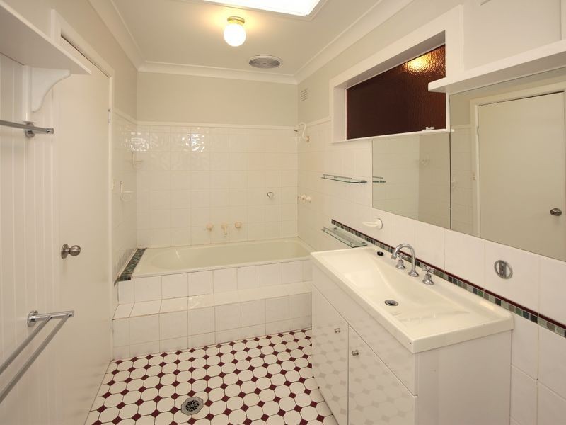 6 Cutler Avenue, Kooringal NSW 2650