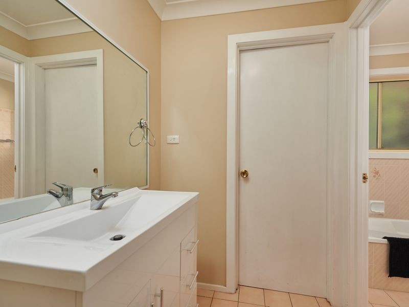 68 Dalman Parkway, Glenfield Park NSW 2650