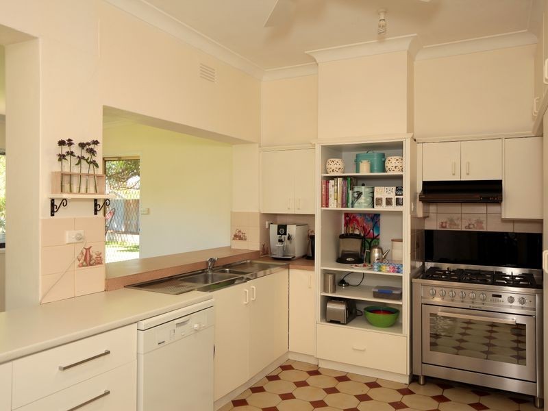 25 Inglis Street, Lake Albert NSW 2650