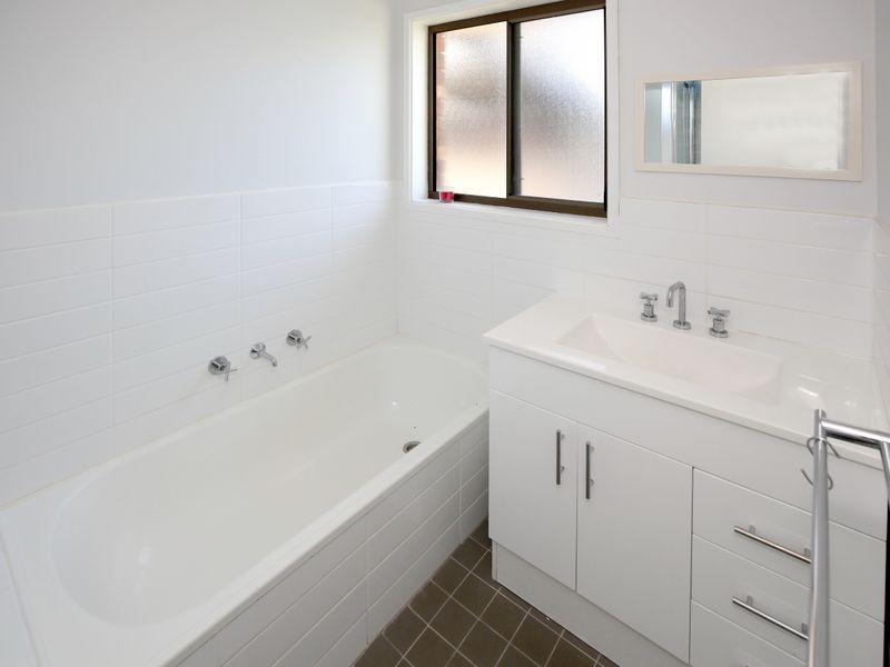 2/3 Nicholi Crescent, Lake Albert NSW 2650