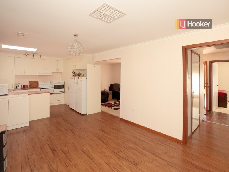 8 Ontario Drive, Lake Albert NSW 2650