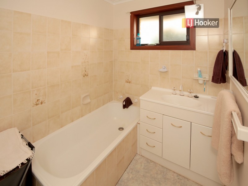 8 Ontario Drive, Lake Albert NSW 2650