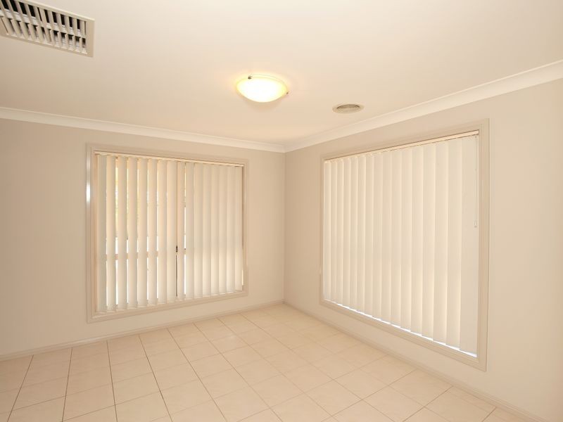 21 Womboin Crescent, Glenfield Park NSW 2650