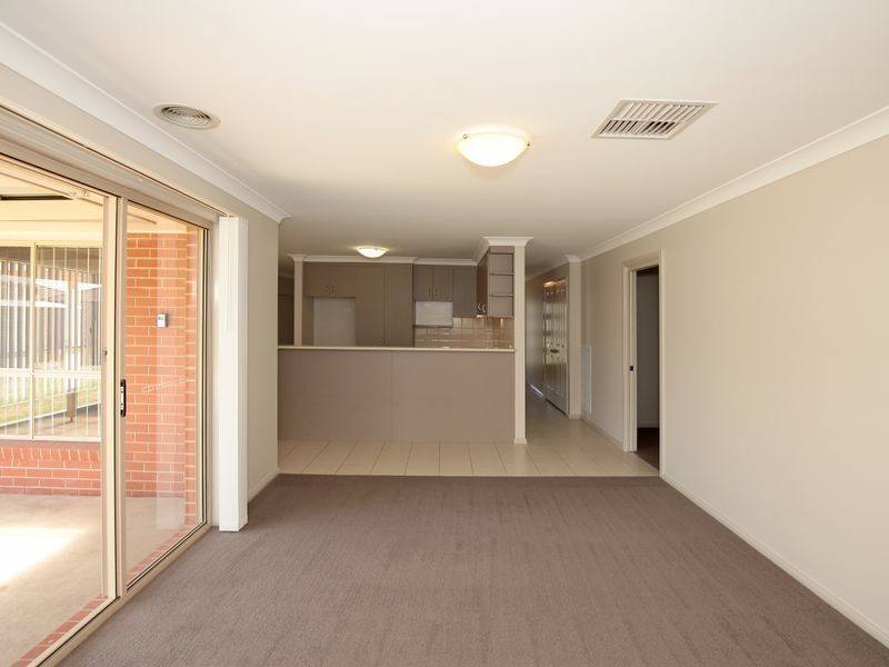 21 Womboin Crescent, Glenfield Park NSW 2650