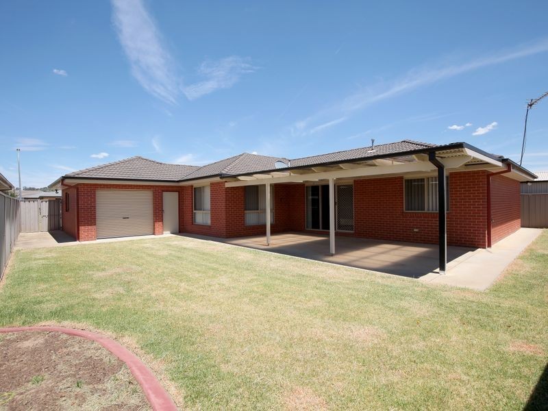 21 Womboin Crescent, Glenfield Park NSW 2650