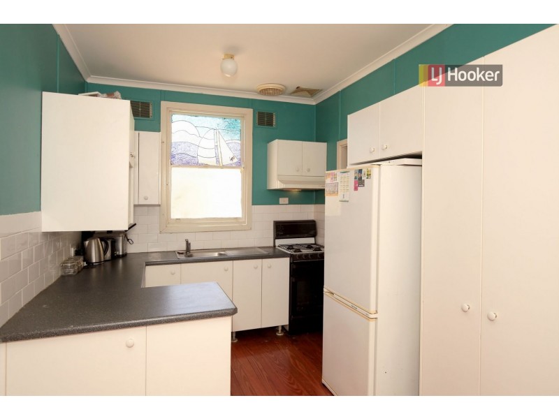 8 Phillip Avenue, Mount Austin NSW 2650