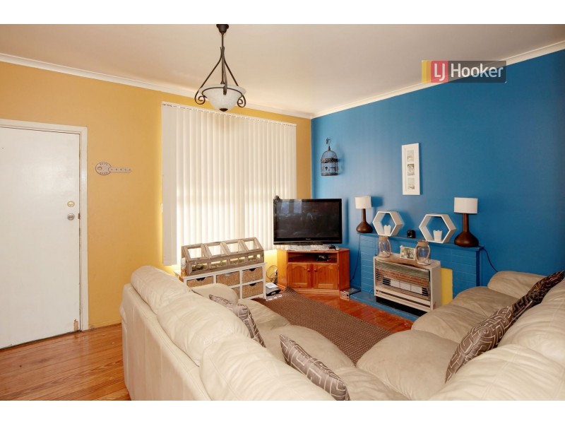 8 Phillip Avenue, Mount Austin NSW 2650