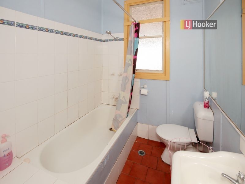 8 Phillip Avenue, Mount Austin NSW 2650