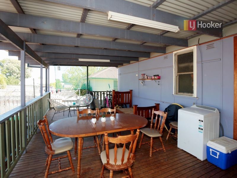 8 Phillip Avenue, Mount Austin NSW 2650