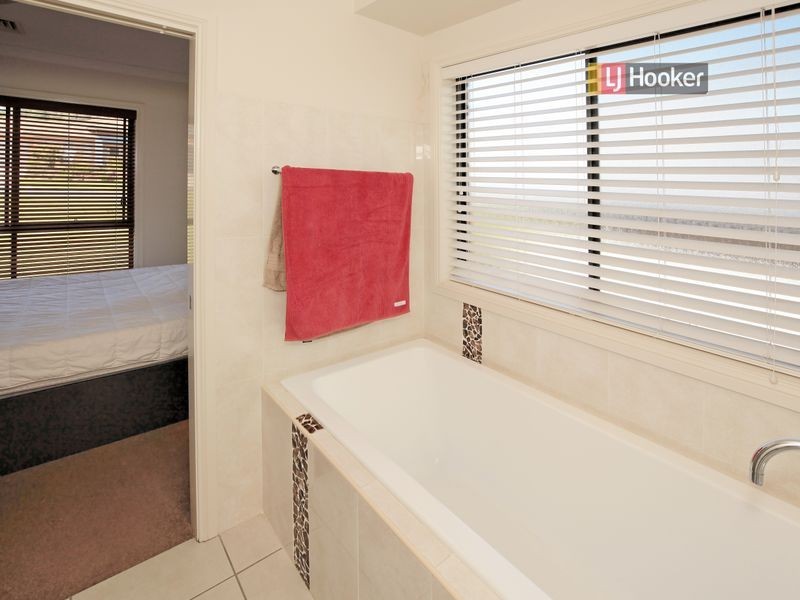 80 Brooklyn Drive, Bourkelands NSW 2650