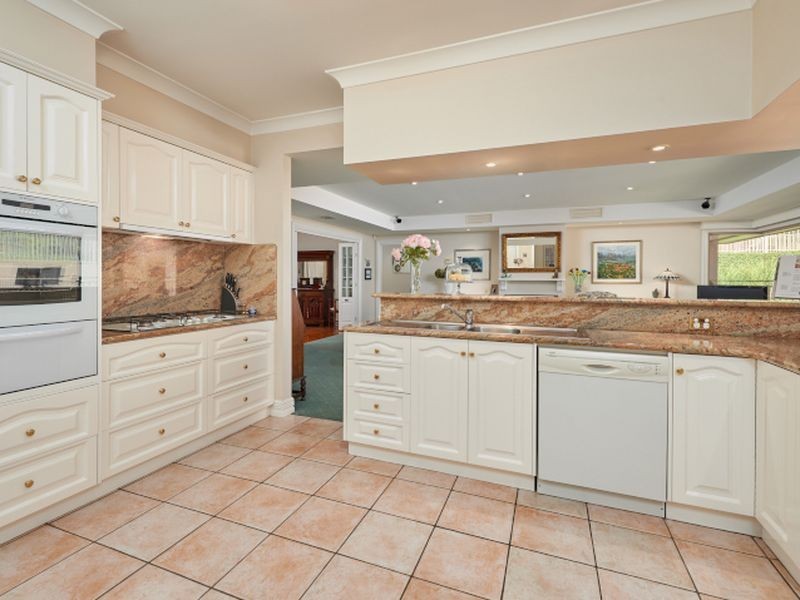 4 Gordon Close, Kooringal NSW 2650