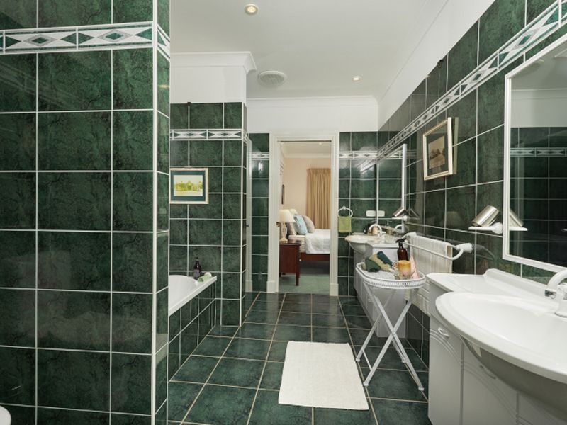 4 Gordon Close, Kooringal NSW 2650