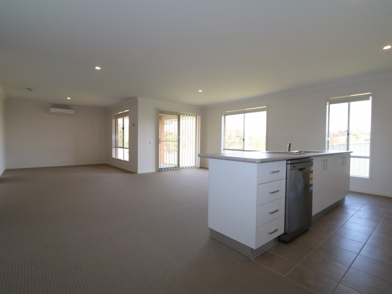 17 Sunvale Crescent, Estella NSW 2650