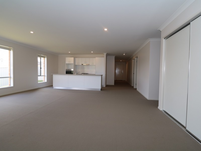 17 Sunvale Crescent, Estella NSW 2650