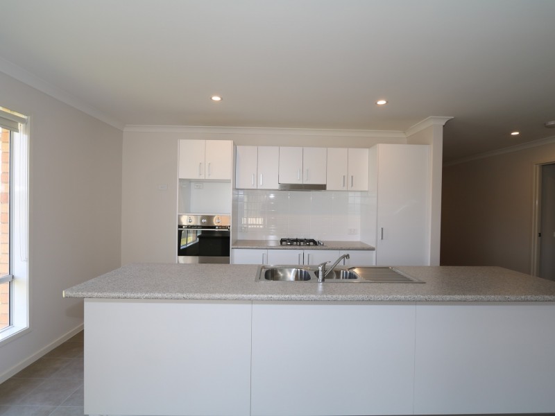 17 Sunvale Crescent, Estella NSW 2650